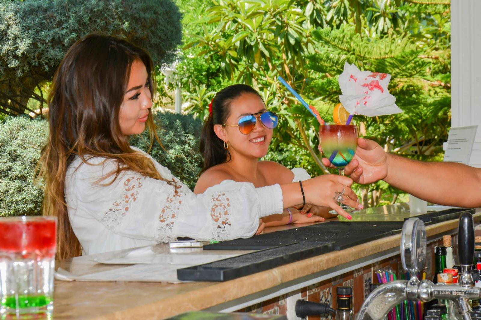 Miramor Hotel & Spa أنطاليا المظهر الخارجي الصورة A bartender serving a drink