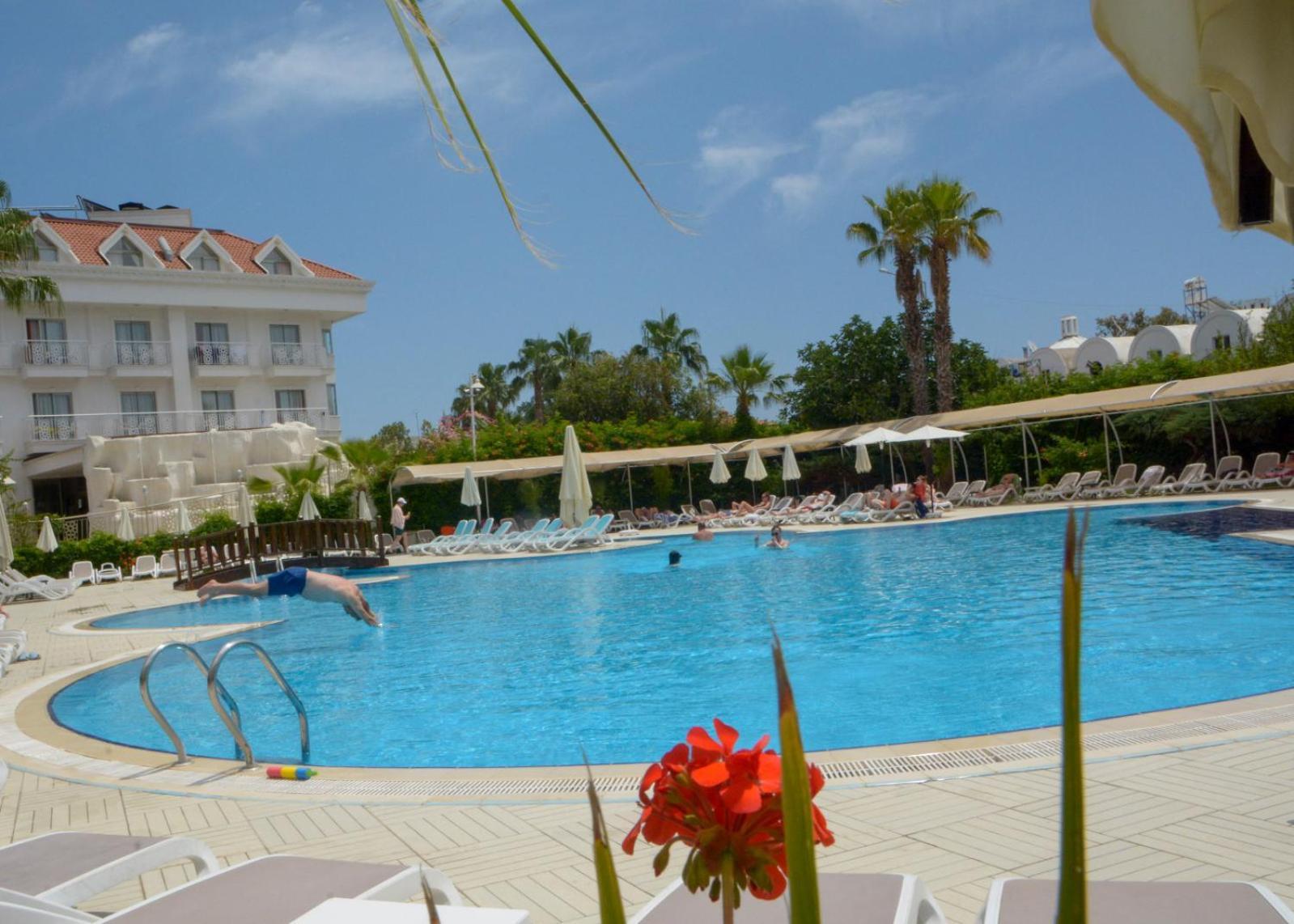 Miramor Hotel & Spa أنطاليا المظهر الخارجي الصورة A pool at a hotel in Turkey