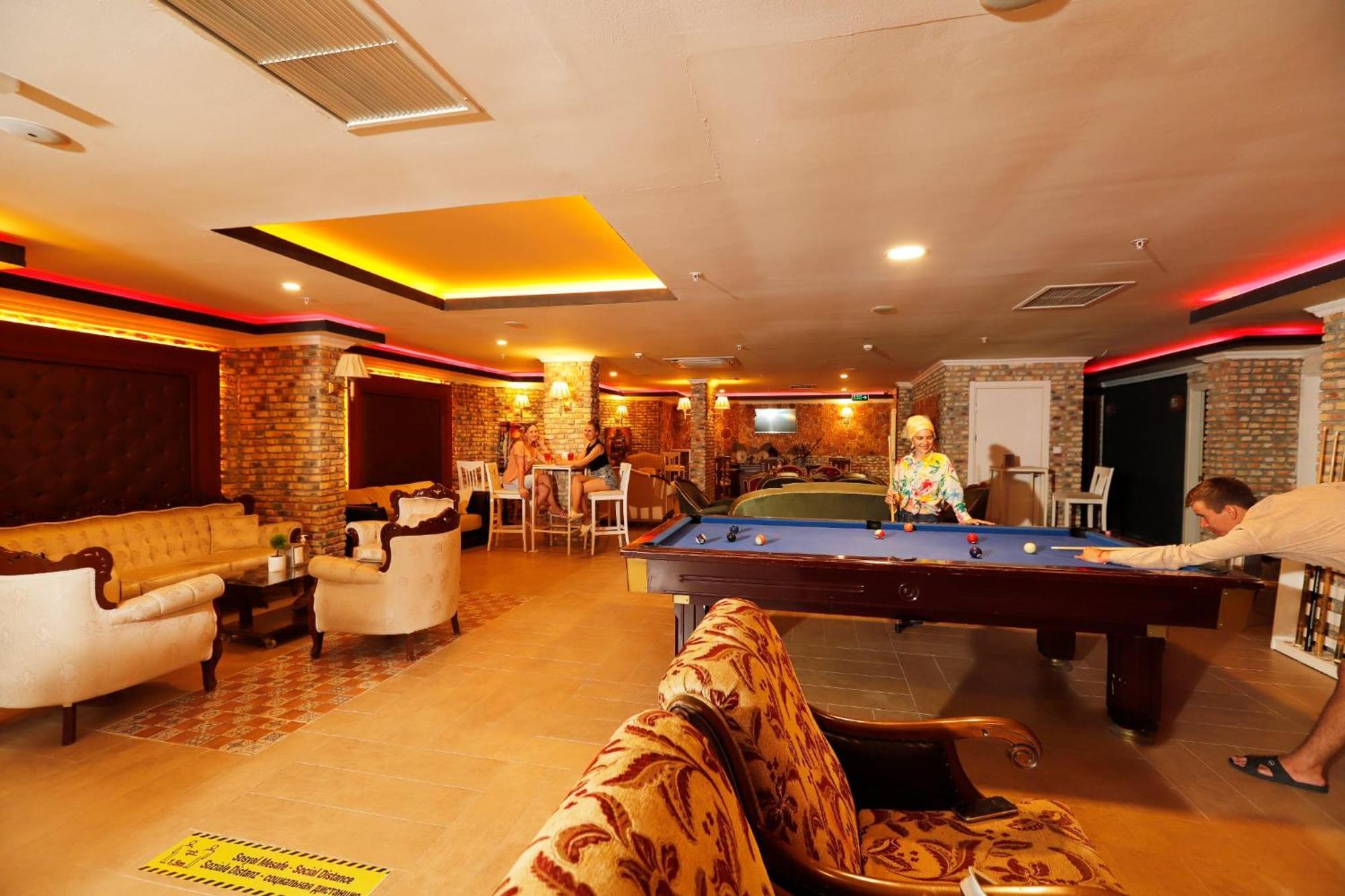 Miramor Hotel & Spa أنطاليا المظهر الخارجي الصورة A pool table at a club in Pattaya, Thailand