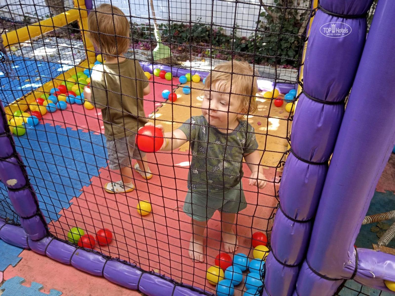 Miramor Hotel & Spa أنطاليا المظهر الخارجي الصورة Toddlers playing in a ball pit