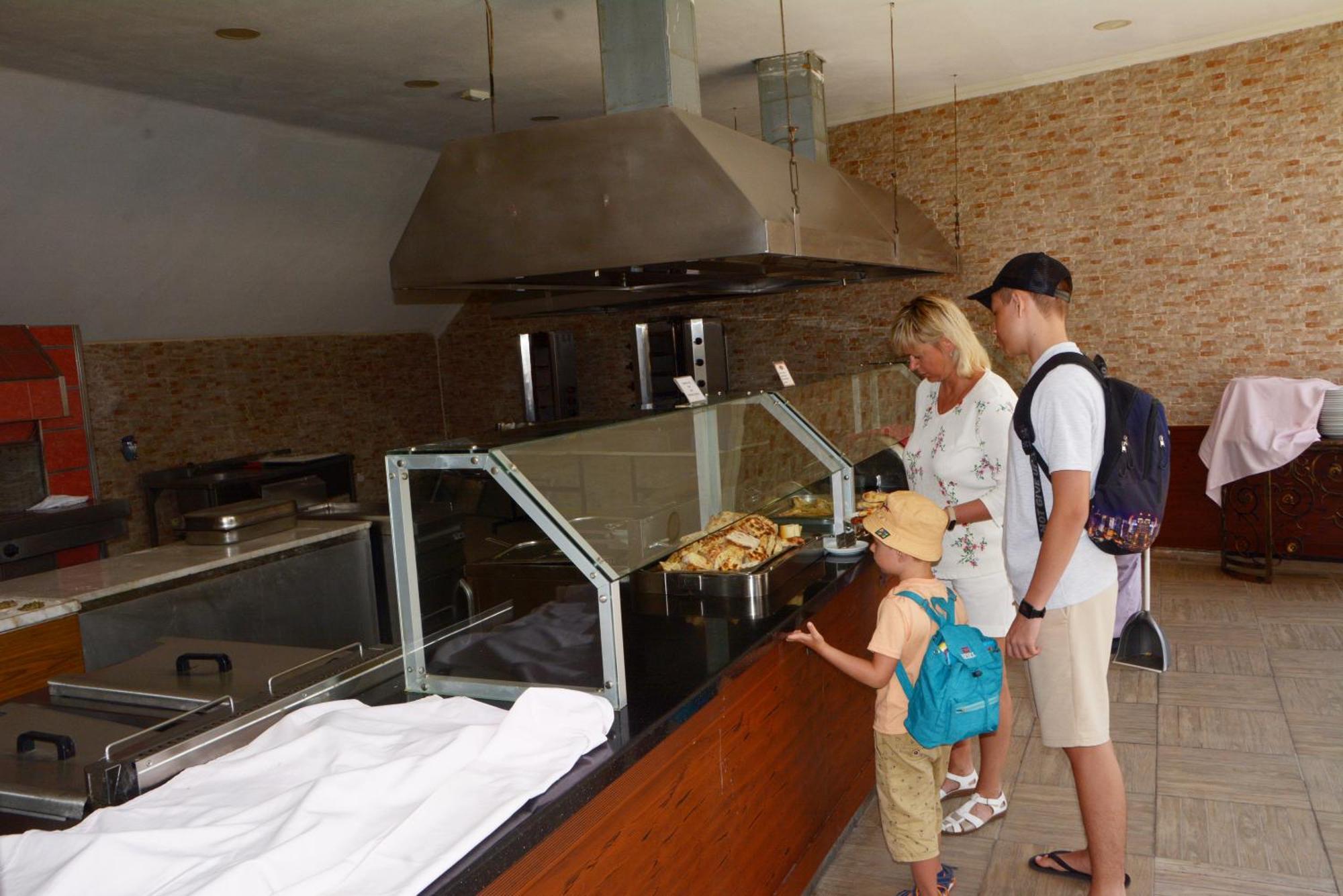 Miramor Hotel & Spa أنطاليا المظهر الخارجي الصورة A family at a buffet