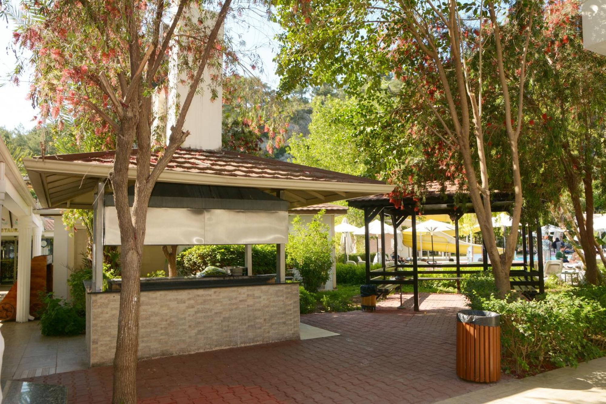 Miramor Hotel & Spa أنطاليا المظهر الخارجي الصورة The outdoor patio at the Beverly Hills Hotel